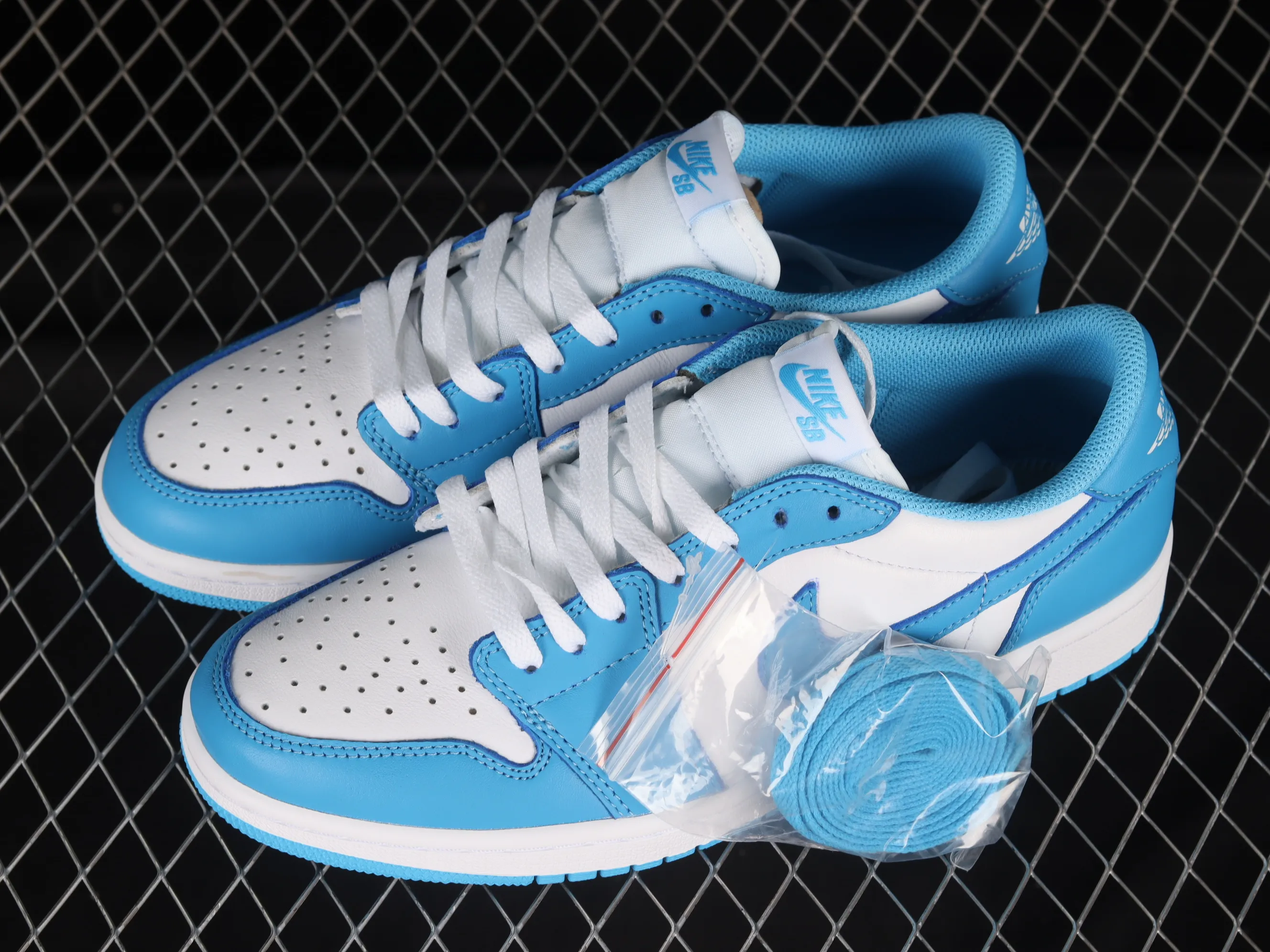 All categories Air Jordan Jordan series basketball shoes Air Jordan 1 Low pure original version Nk SB x Air Jordan 1 Low AJ1 Joe 1 joint North Carolina blue full head layer low-top basketball shoes CJ7891-401